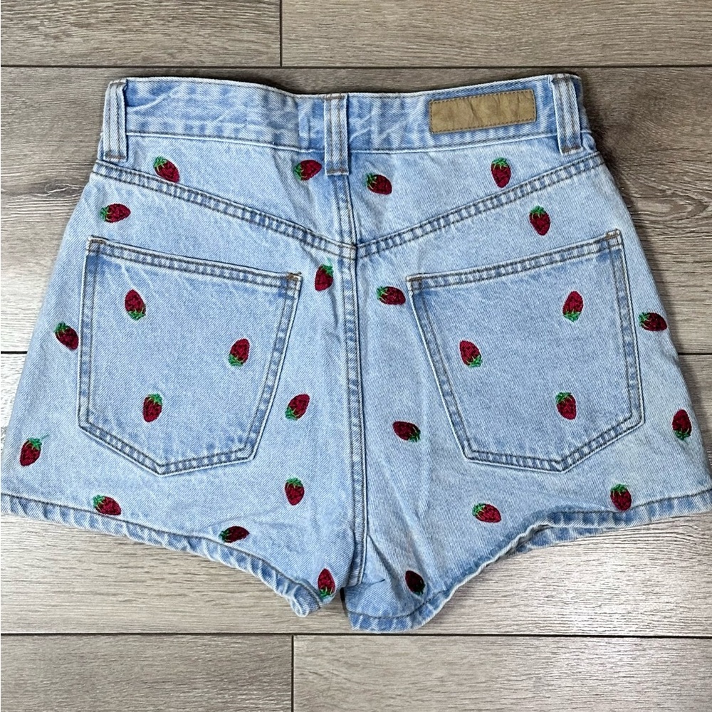 Cotton On High Rise Mom Shorts Strawberry Embroidery - Picture 13 of 14